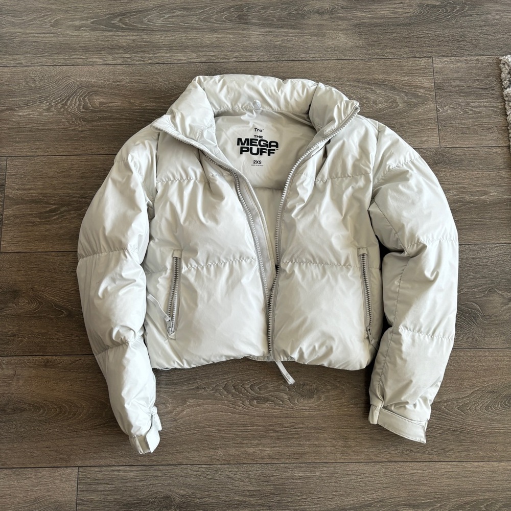 Aritzia TNA the Mega Puff Short Jacket - Picture 2 of 14